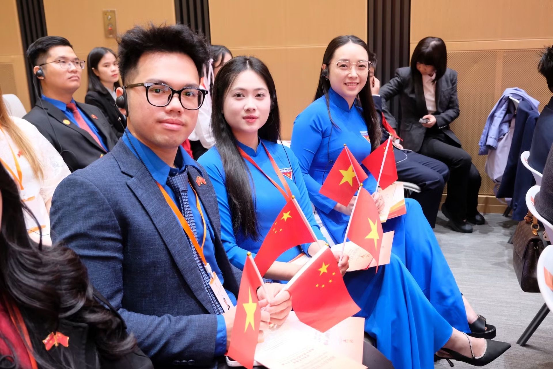 Bạn trẻ Việt Nam tham gia chương tr&igrave;nh.