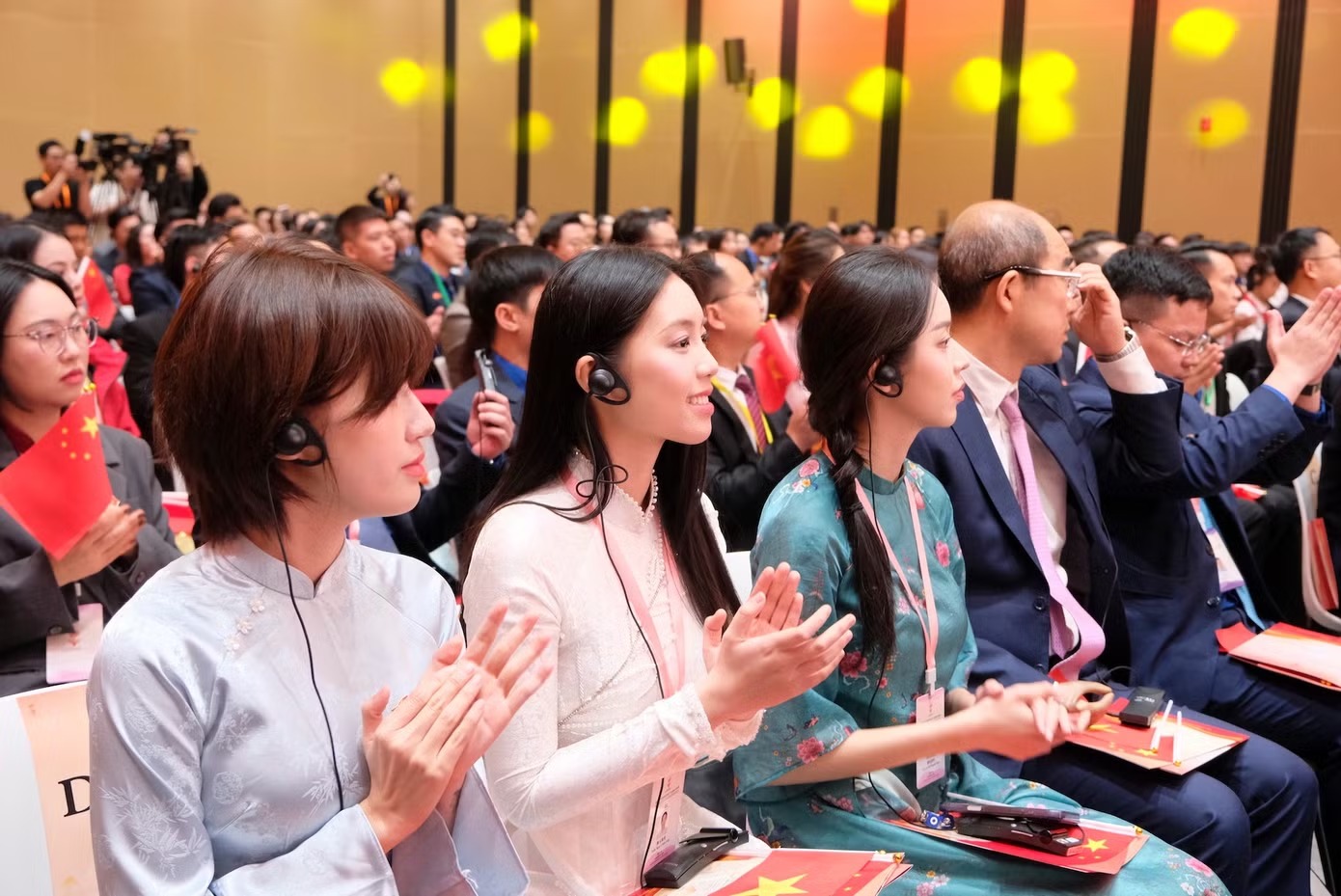 Hoa hậu Huỳnh Thị Thanh Thủy (thứ 3 từ tr&aacute;i sang), &Aacute; hậu Trần Ngọc Ch&acirc;u Anh (thứ 2 từ tr&aacute;i sang) tại chương trinh.