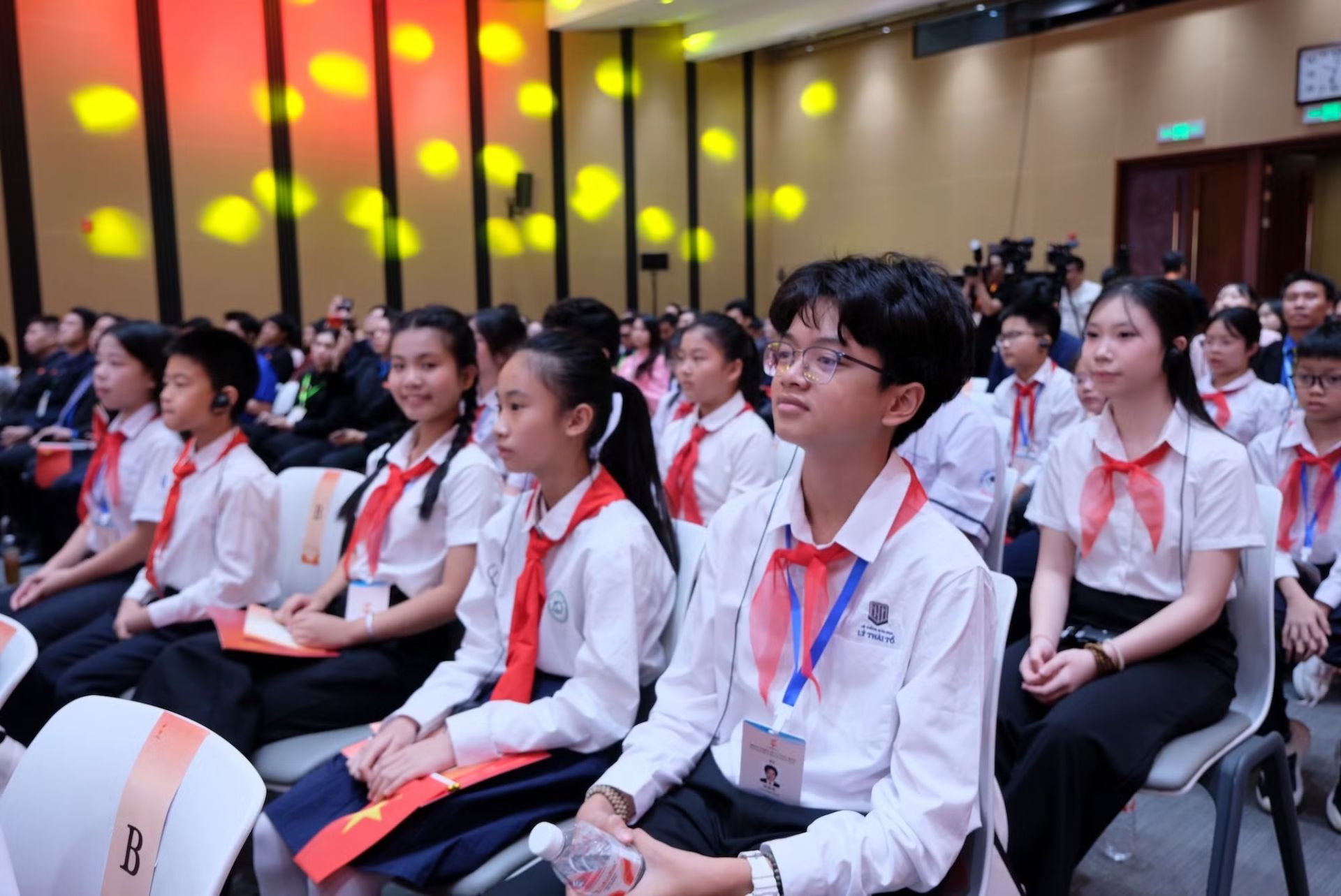 Đại biểu thiếu nhi Việt Nam tham dự chương tr&igrave;nh.