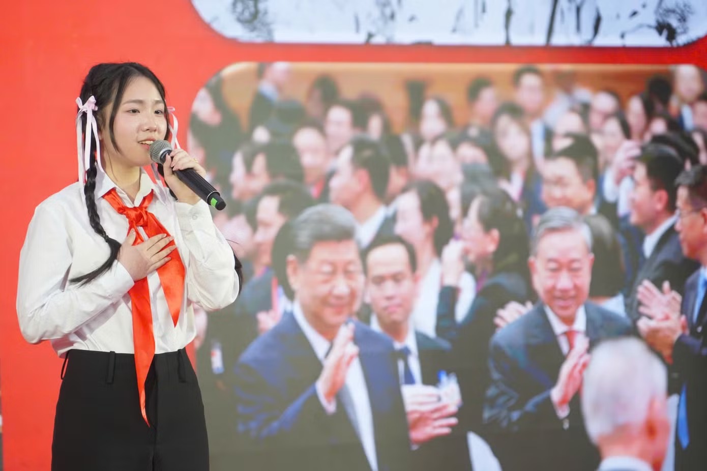 Em L&ecirc; Phương Bảo Ngọc (lớp 9A2.1, Trường THCS Ng&ocirc; Sĩ Li&ecirc;n, phường Cửa Nam, H&agrave; Nội) đại diện cho thiếu nhi Việt Nam tr&igrave;nh b&agrave;y tham luận. 