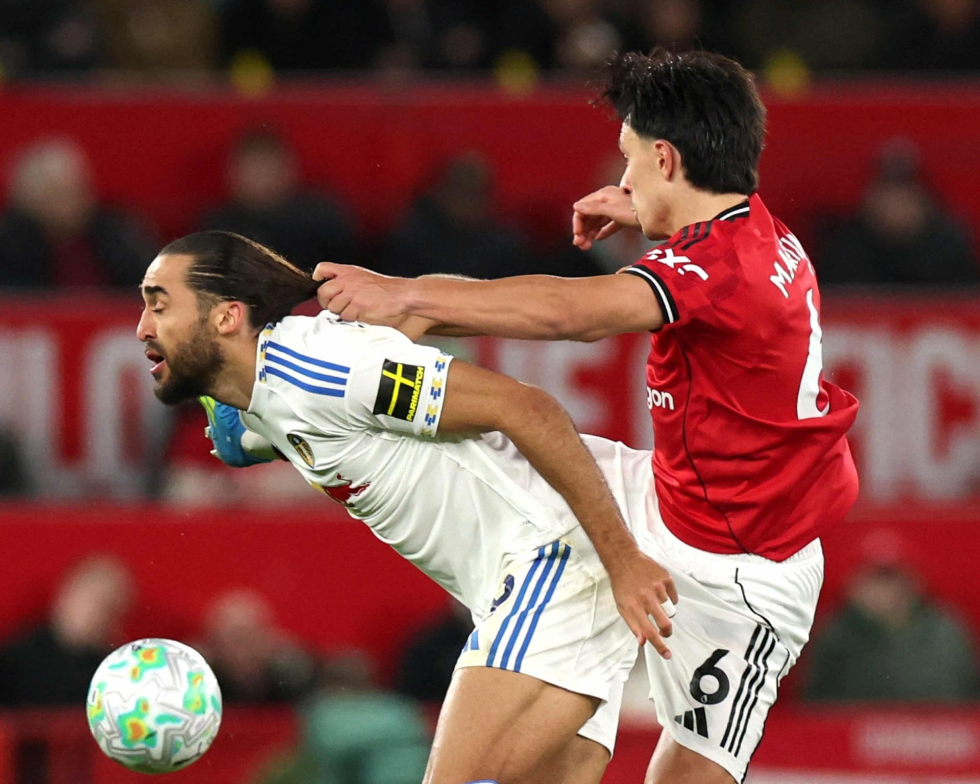 T&igrave;nh huống Lisandro Martinez (phải) k&eacute;o t&oacute;c Calvert-Lewin.