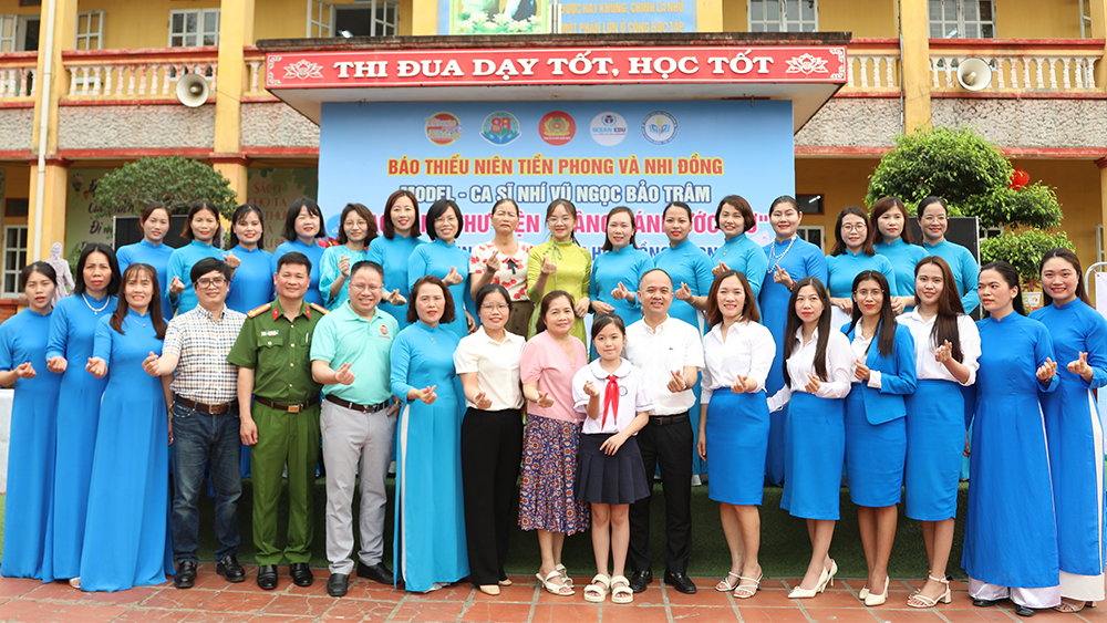 C&aacute;c đại biểu tham dự chương tr&igrave;nh c&ugrave;ng ảnh lưu niệm với Ban Gi&aacute;m hiệu v&agrave; thầy c&ocirc; nh&agrave; trường.