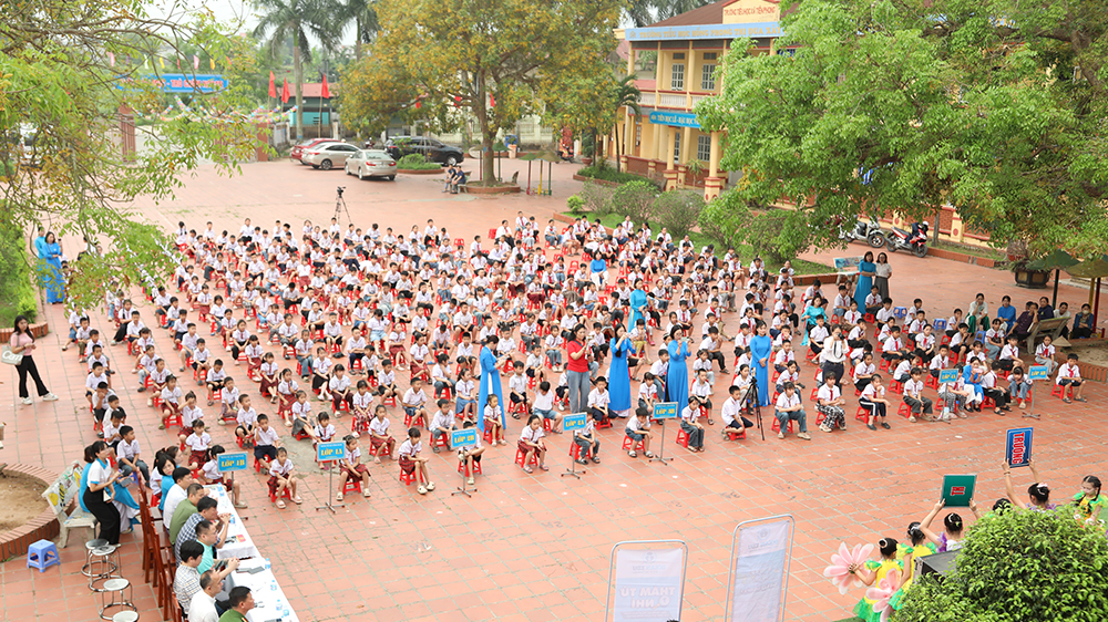 To&agrave;n cảnh lễ trao tặng Thư viện &ldquo;N&acirc;ng c&aacute;nh ước mơ&rdquo; tại trường Tiểu học Hồng Phong.