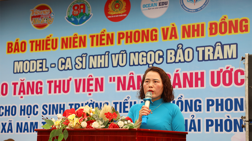 Nh&agrave; gi&aacute;o Đinh Thu Th&uacute;y - B&iacute; thư Chi bộ, Hiệu trưởng trường Tiểu học Hồng Phong gửi lời cảm ơn tới chương tr&igrave;nh.