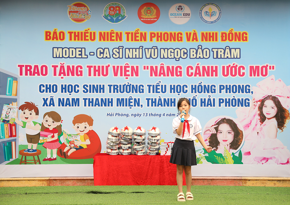 Bạn Vũ Ngọc Bảo Tr&acirc;m biểu diễn văn nghệ giao lưu c&ugrave;ng c&aacute;c bạn học sinh.