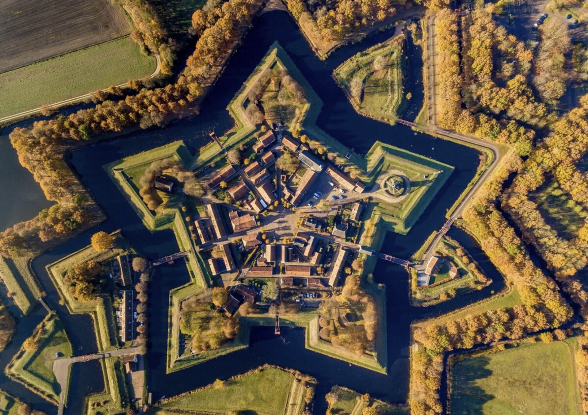 Ng&ocirc;i l&agrave;ng đẹp như tranh vẽ, g&acirc;y ấn tượng v&igrave; tạo h&igrave;nh ng&ocirc;i sao độc đ&aacute;o. 