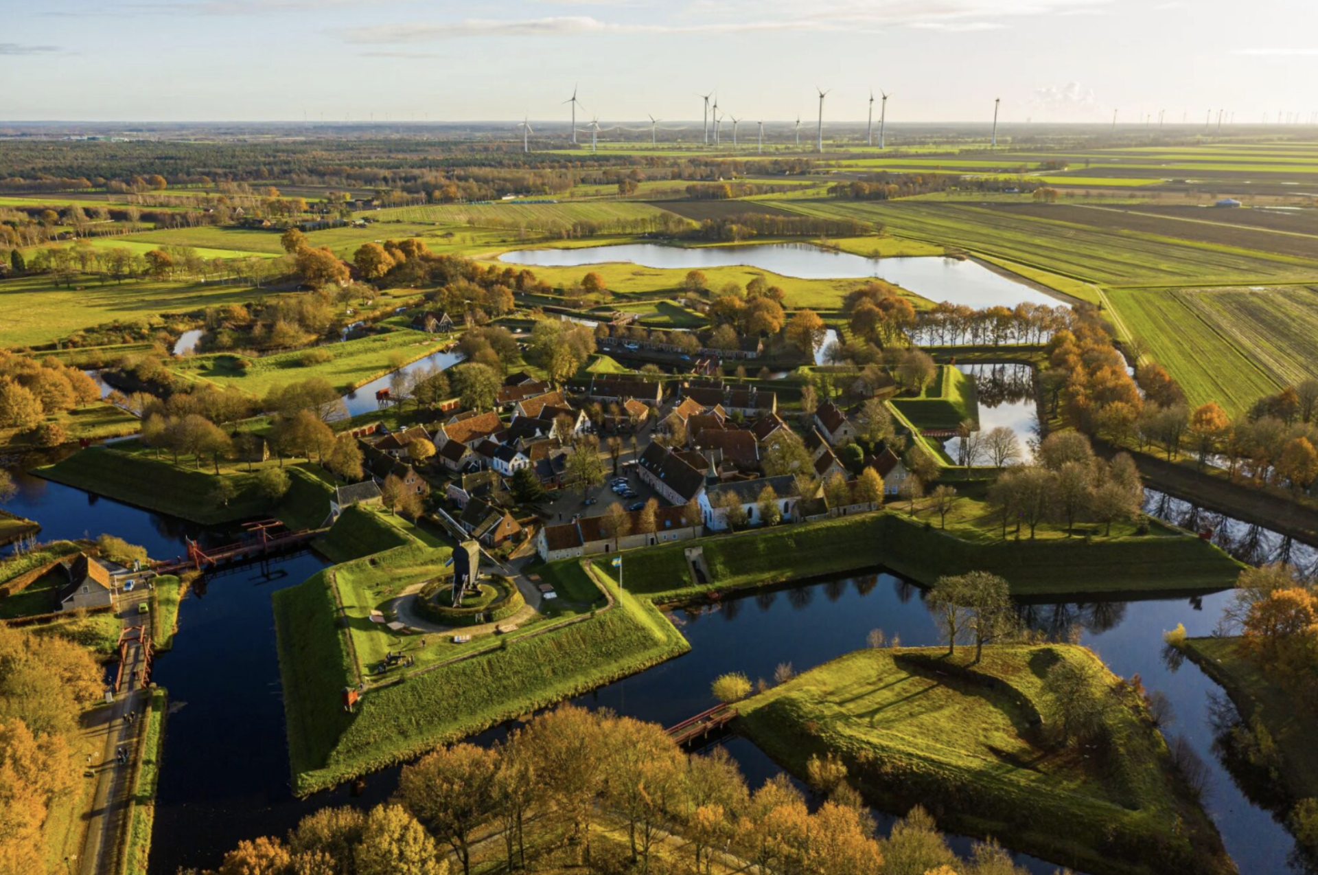 Ng&ocirc;i l&agrave;ng xanh mướt c&oacute; tạo h&igrave;nh ấn tượng.