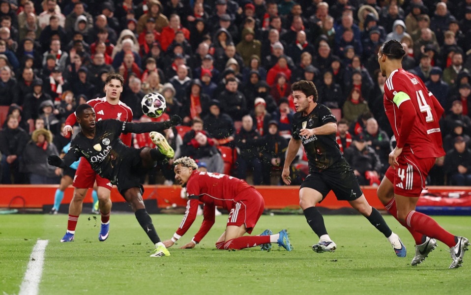 Dembele (&aacute;o đen) ghi b&agrave;n mở tỷ số ở lượt về tứ kết Champions League.