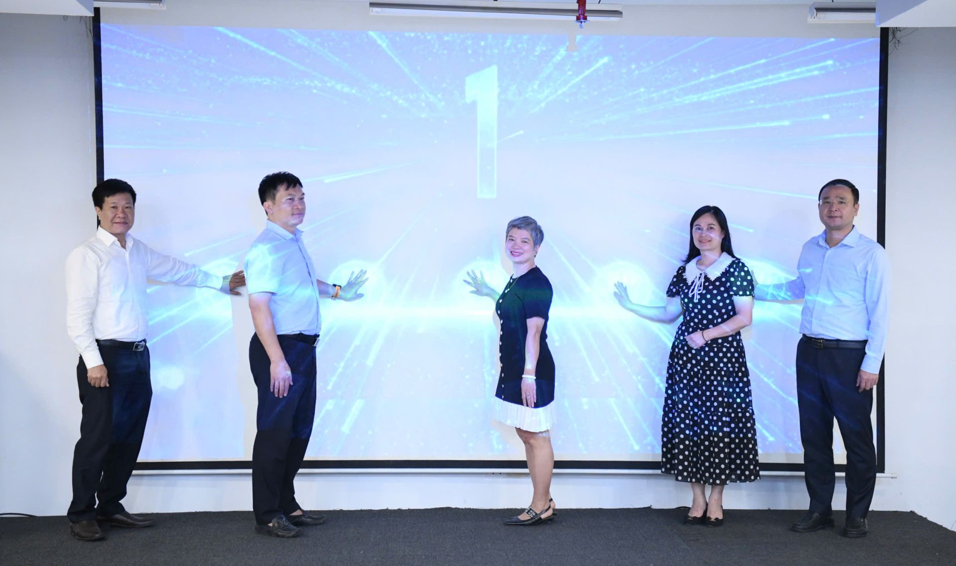 Ban T&ocirc;̉ chức thực hi&ecirc;̣n nghi thức phát đ&ocirc;̣ng cu&ocirc;̣c thi.