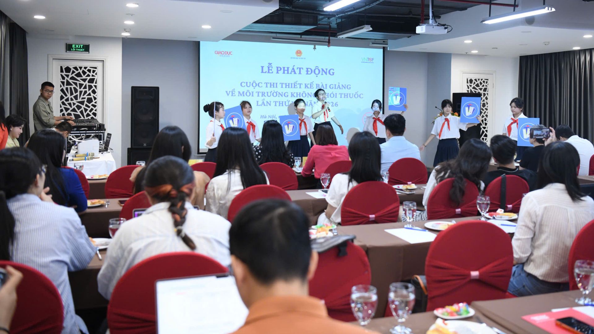 Quang cảnh l&ecirc;̃ phát đ&ocirc;̣ng.