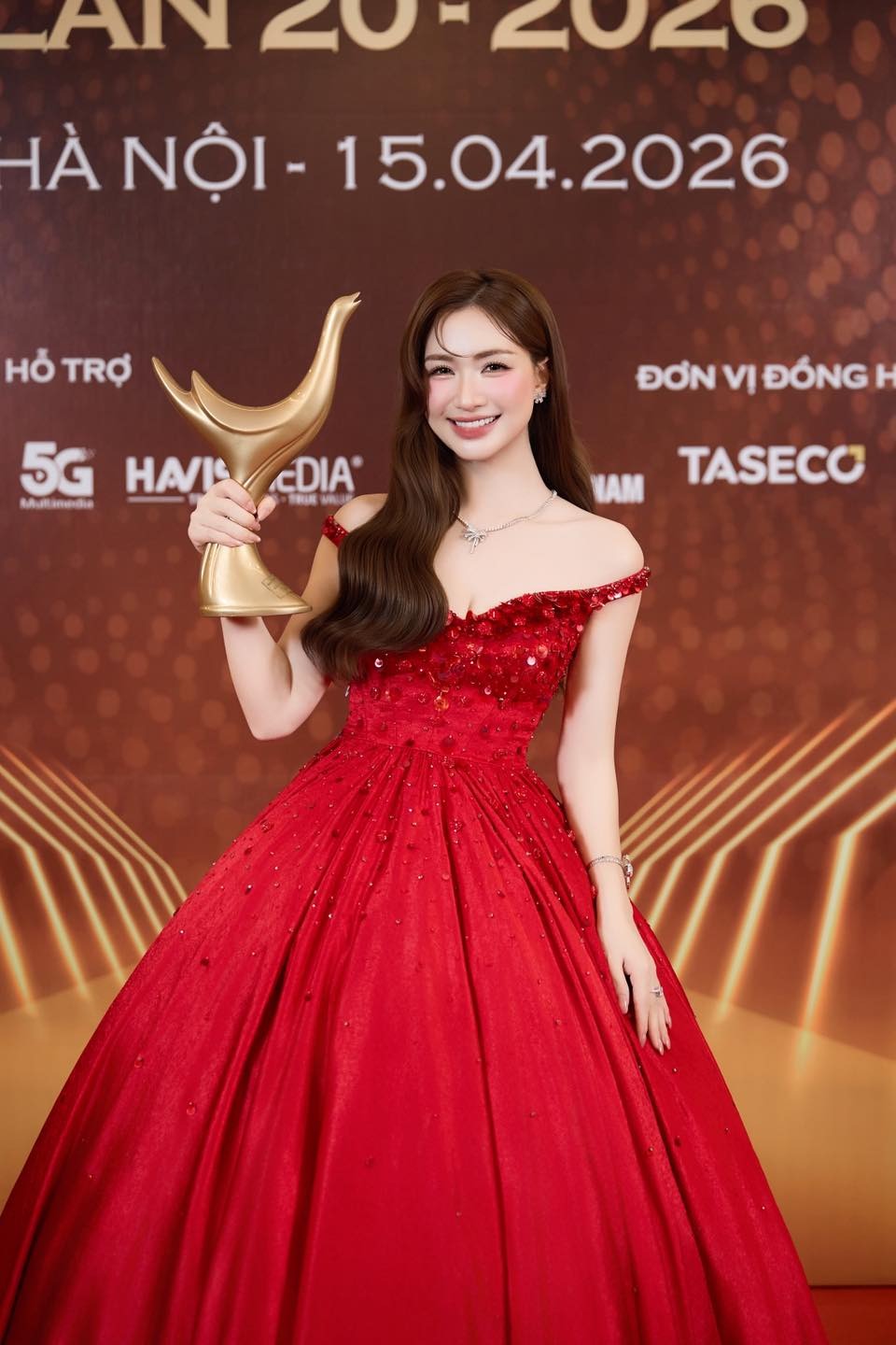 Hòa Minzy đoạt giải Nữ ngh&ecirc;̣ sĩ của năm.