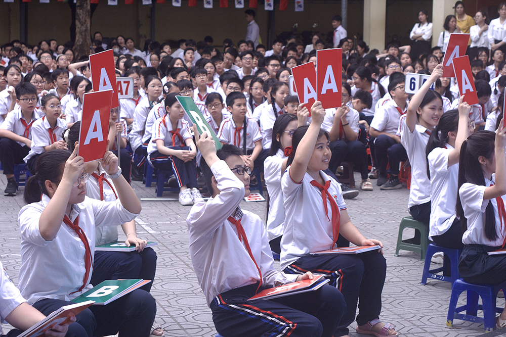 Học sinh h&agrave;o hứng tham gia phần thi &ldquo;Giải m&atilde; dấu ấn văn chương&rdquo;.