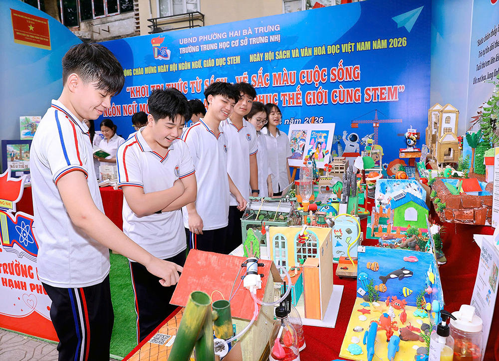 Kh&ocirc;ng gian trưng b&agrave;y sản phẩm STEM v&agrave; c&aacute;c t&aacute;c phẩm s&aacute;ng tạo từ s&aacute;ch.