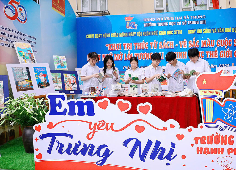 Học sinh trường THCS Trưng Nhị tại khu trưng b&agrave;y s&aacute;ch.