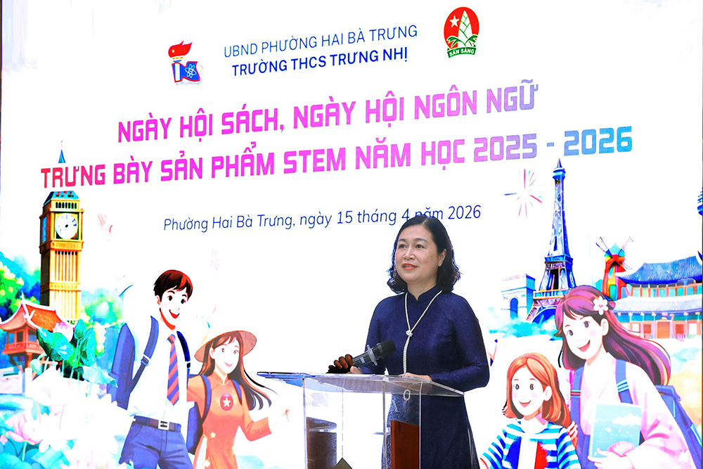 Nh&agrave; gi&aacute;o Nguyễn Thị B&iacute;ch Nga ph&aacute;t biểu tại ng&agrave;y hội.