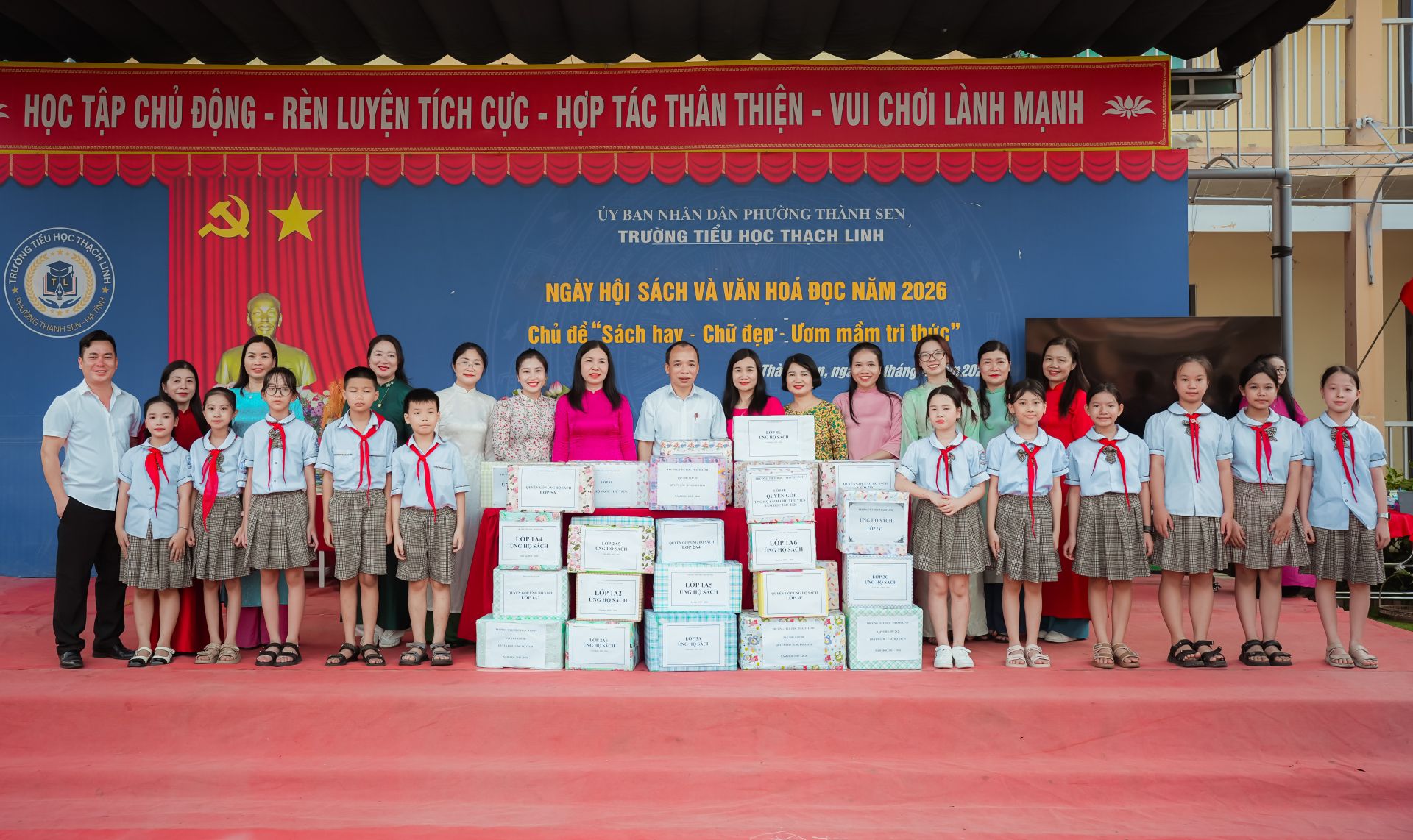 Một trong những điểm nhấn &yacute; nghĩa của Ng&agrave;y hội S&aacute;ch l&agrave; hoạt động quy&ecirc;n g&oacute;p, x&acirc;y dựng Thư viện d&ugrave;ng chung của nh&agrave; trường. Việc l&agrave;m thiết thực n&agrave;y g&oacute;p phần lan tỏa tinh thần sẻ chia, đồng thời l&agrave;m phong ph&uacute; th&ecirc;m nguồn s&aacute;ch phục vụ học tập v&agrave; nhu cầu đọc của học sinh to&agrave;n trường.