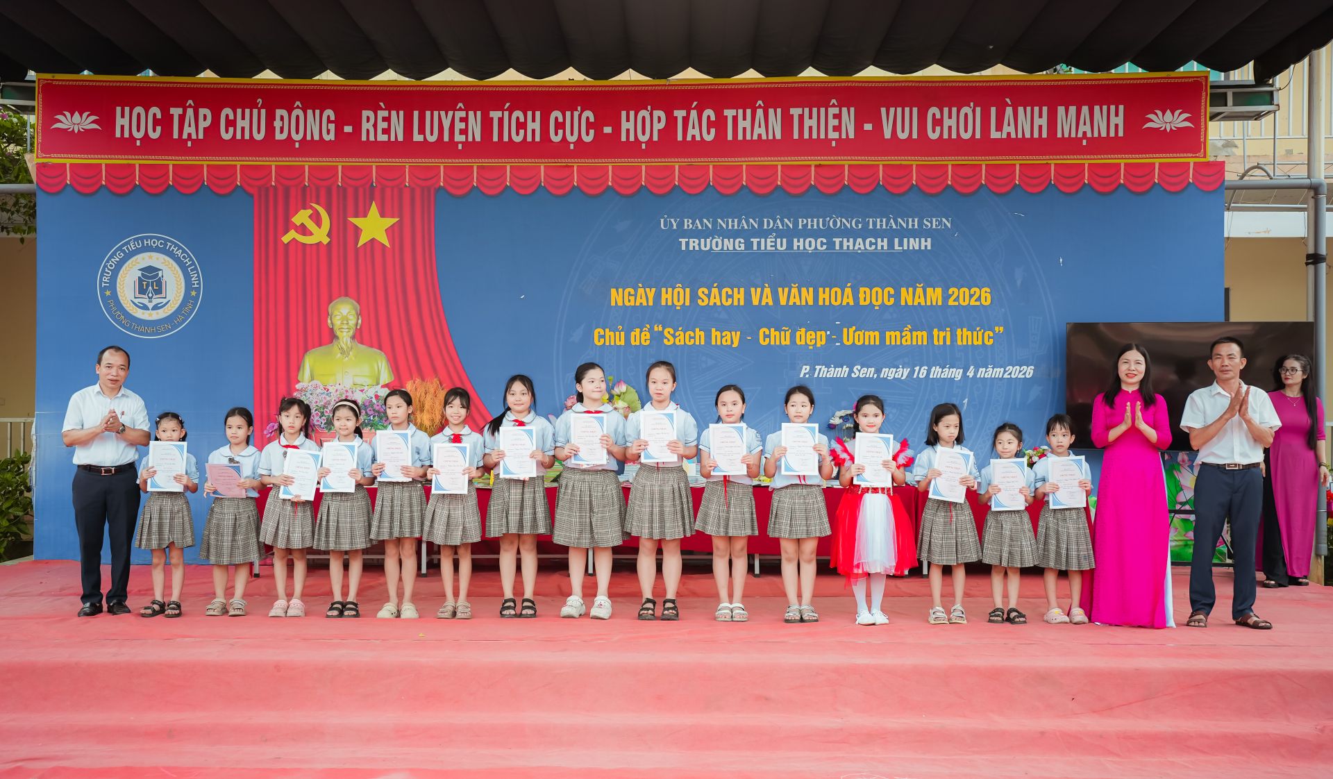 Trong phong tr&agrave;o thi đua &ldquo;Giữ vở
sạch - Viết chữ đẹp&rdquo; của trường, nhiều bạn đ&atilde; ki&ecirc;n tr&igrave;, cố gắng r&egrave;n luyện, đạt th&agrave;nh t&iacute;ch cao trong
học tập v&agrave; gi&agrave;nh kết quả xuất sắc trong ng&agrave;y hội Giao lưu &ldquo;N&eacute;t chữ - Nết người&rdquo; cấp trường vừa
tổ chức s&aacute;ng nay. Trong phong tr&agrave;o đ&oacute;, trường ta vinh dự c&oacute; 4 học sinh đạt giải Ho&agrave;ng Gi&aacute;p tại
ng&agrave;y hội Trạng nguy&ecirc;n viết chữ đẹp cấp Tỉnh, đặc biệt c&oacute; 1 bạn th&ocirc;ng qua cuộc thi Trạng nguy&ecirc;n
được tổ chức tr&ecirc;n B&aacute;o Nhi đồng