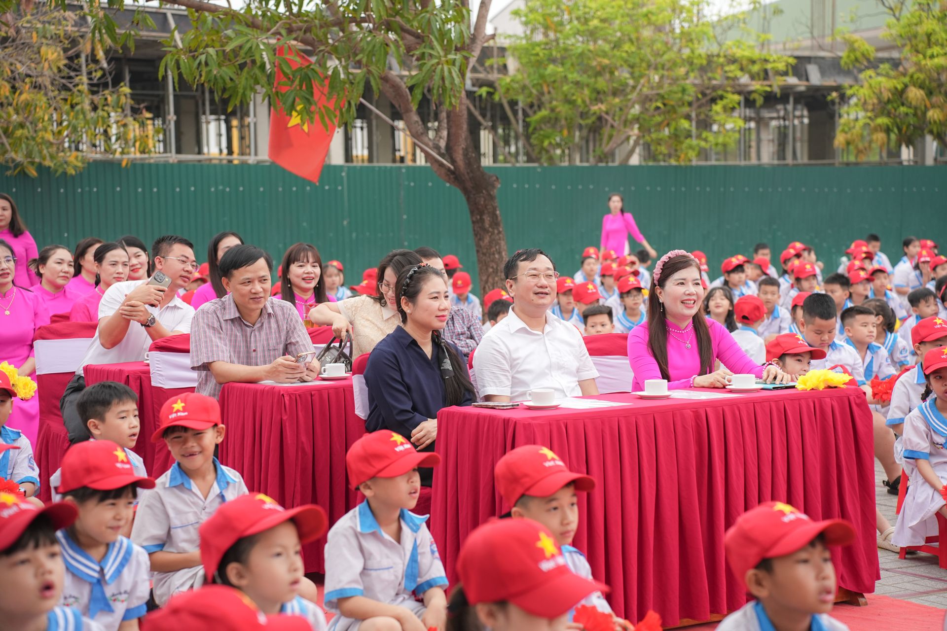 Đại biểu tham dự S&aacute;ch v&agrave; Văn h&oacute;a đọc năm 2026 tại Trường Tiểu học Nguyễn Du