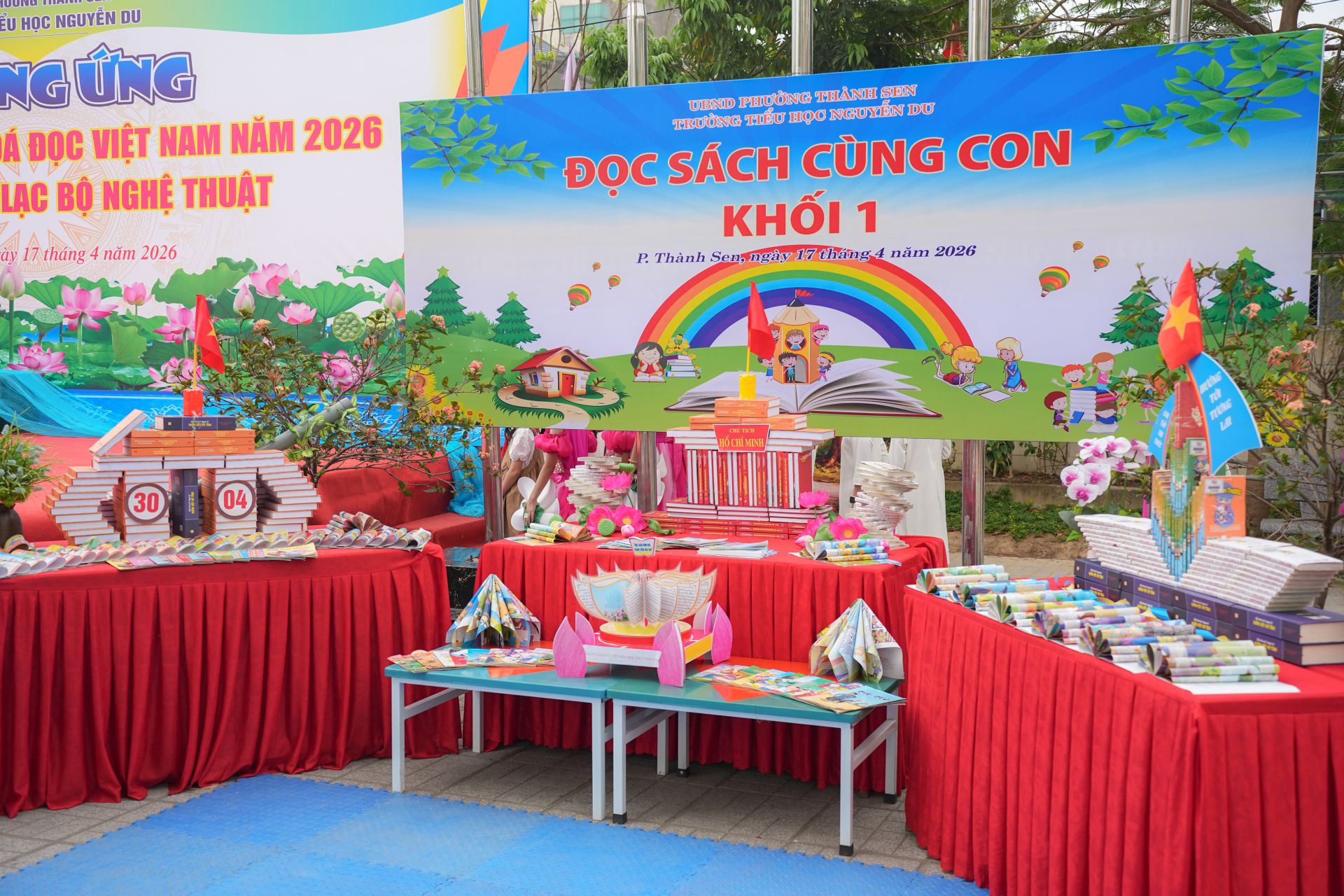 Kh&ocirc;ng gian trừng b&agrave;y s&aacute;ch b&aacute;o tại ng&agrave;y hội