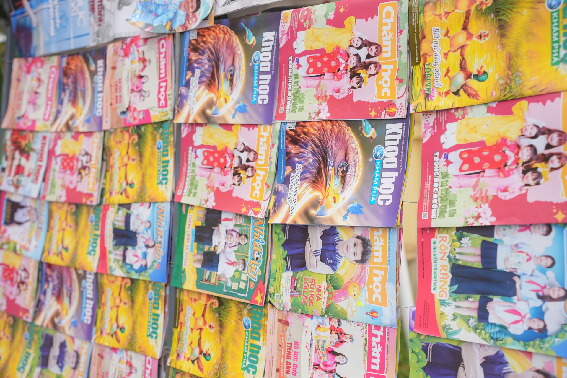 gian trưng b&agrave;y v&agrave; giới thiệu c&aacute;c ấn phẩm b&aacute;o Đội đ&atilde; thu h&uacute;t sự quan t&acirc;m của đ&ocirc;ng đảo học sinh, phụ huynh v&agrave; gi&aacute;o vi&ecirc;n