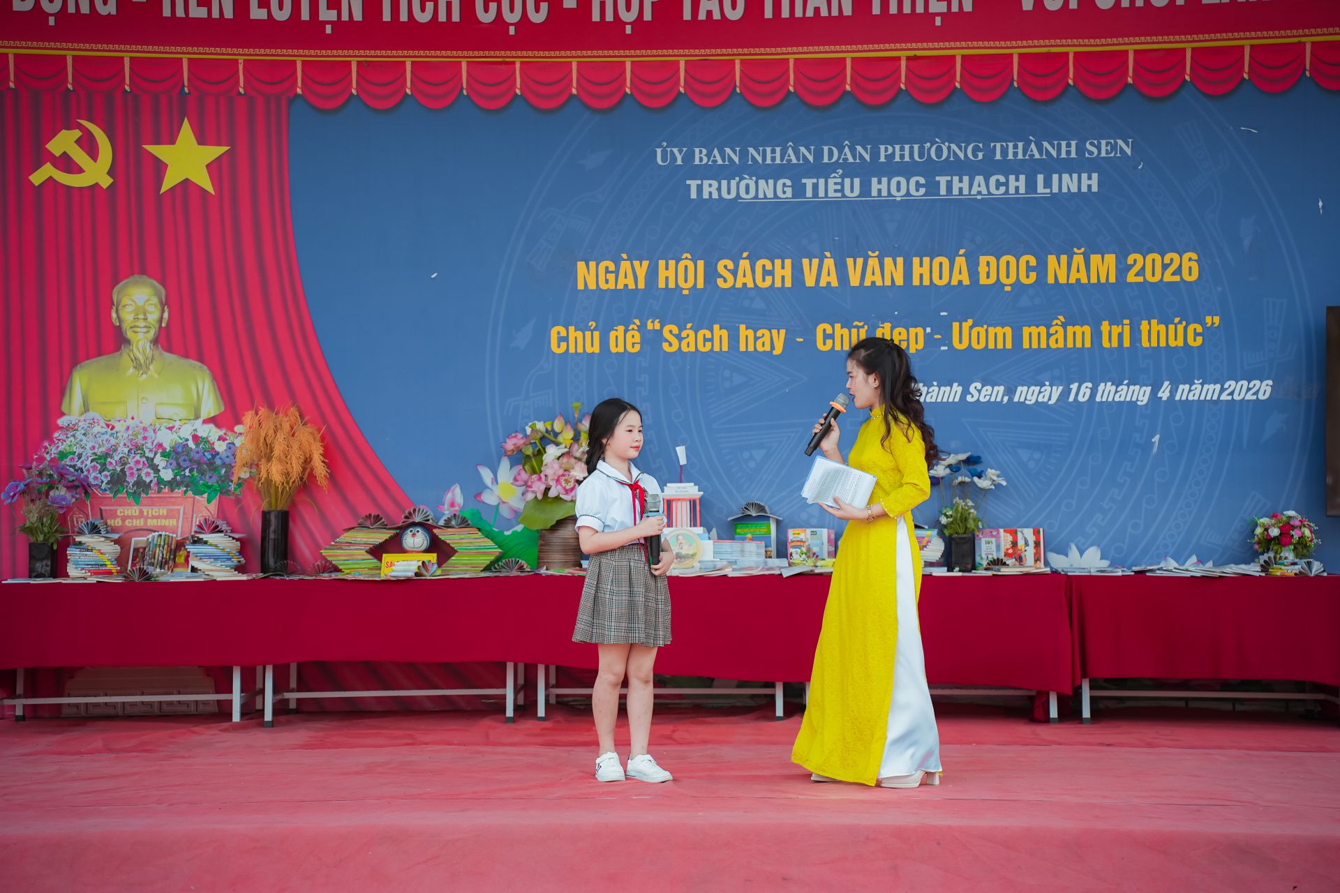 Em Bảo Ngọc, học sinh lớp 5B chia sẻ về việc đam m&ecirc; đọc s&aacute;ch b&aacute;o mỗi ng&agrave;y