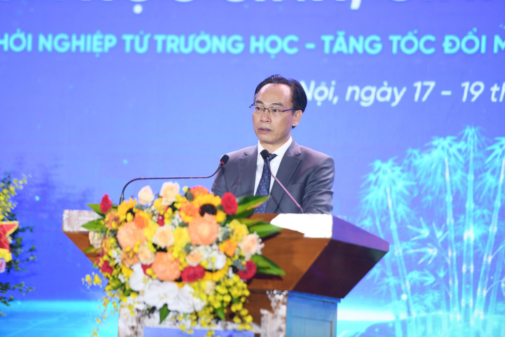 Ph&oacute; Thủ tướng Ho&agrave;ng Minh Sơn ph&aacute;t biểu tại Ng&agrave;y hội.