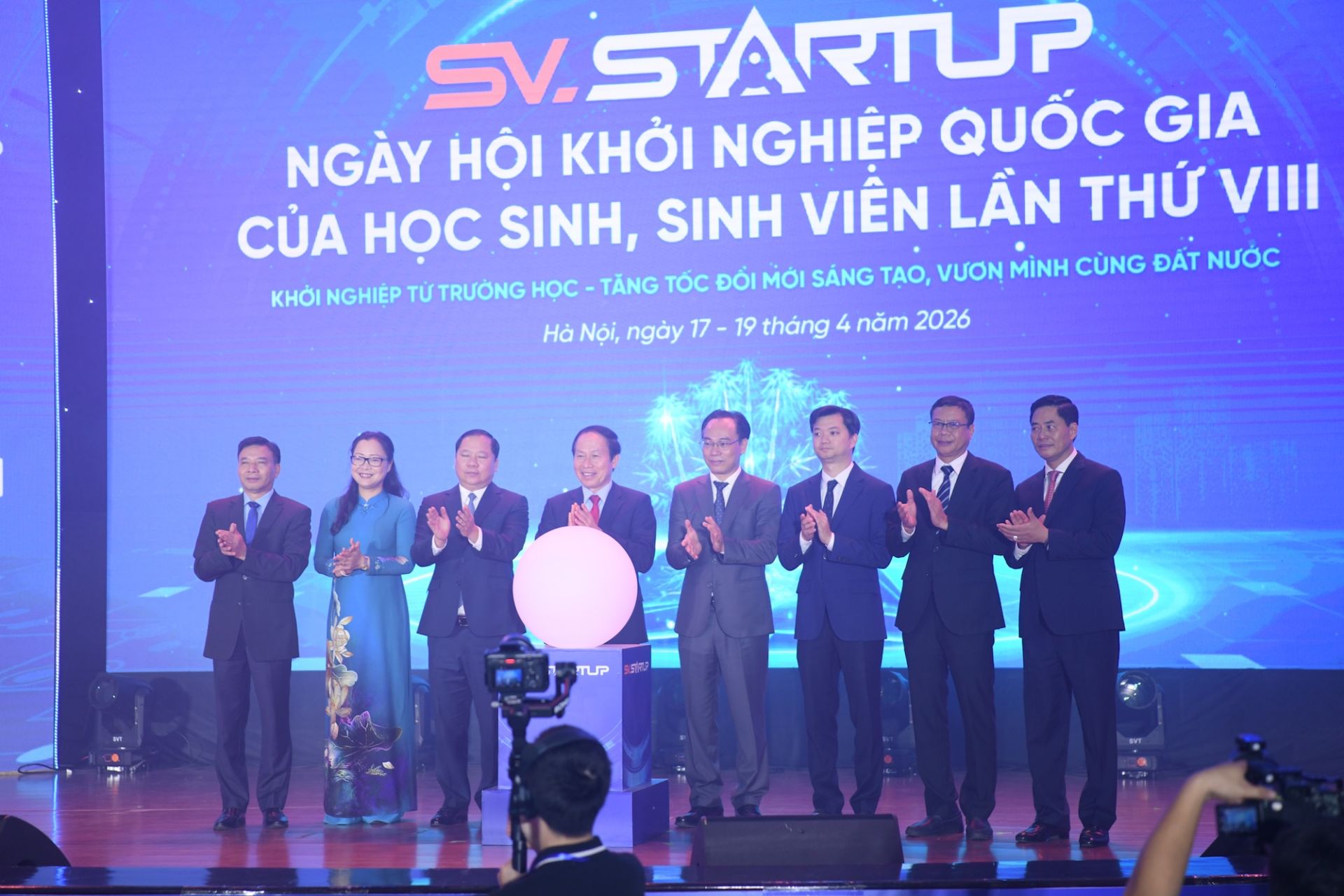 C&aacute;c đại biểu thực hiện nghi thức khai mạc Ng&agrave;y hội.