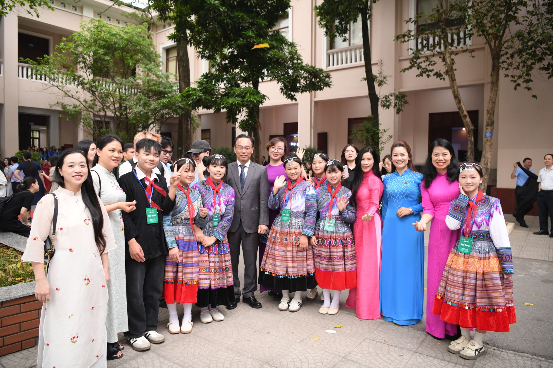 Bộ trưởng Hoang Minh Sơn c&ugrave;ng c&ocirc; v&agrave; tr&ograve; c&aacute;c trường THCS tham dự Ng&agrave;y hội.