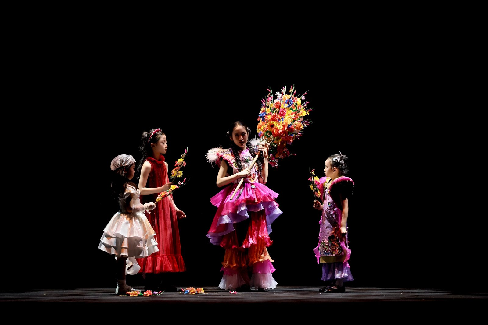 Vừa tr&igrave;nh diễn, vừa dẫn dắt c&acirc;u chuyện xuy&ecirc;n suốt, An C&aacute;t Diệp kể c&acirc;u chuyện Việt Nam th&ocirc;ng qua thời trang.