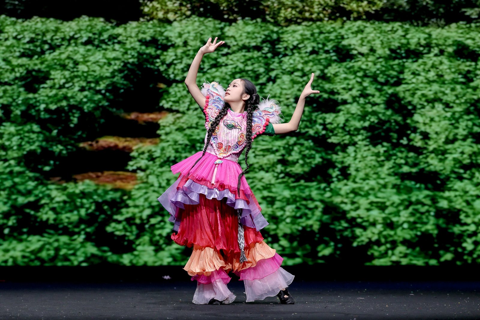 M&agrave;n diễn mở m&agrave;n ấn tượng của An C&aacute;t Diệp tại &ldquo;Việt Nam Đa Sắc 2026&rdquo;.