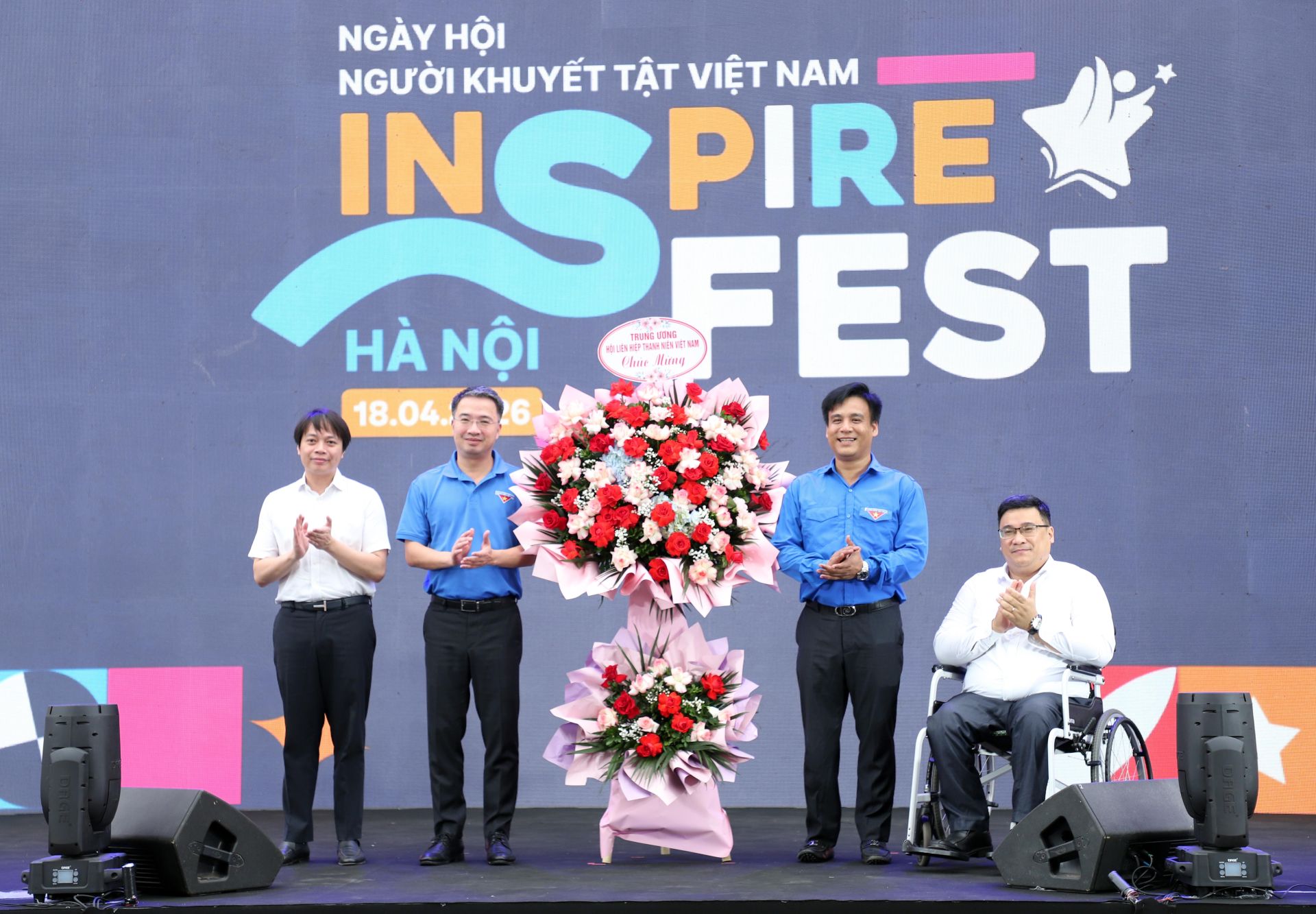 Anh Nguyễn Tường L&acirc;m ch&uacute;c mừng Ban Tổ chức Ng&agrave;y hội Người khuyết tật Việt Nam.