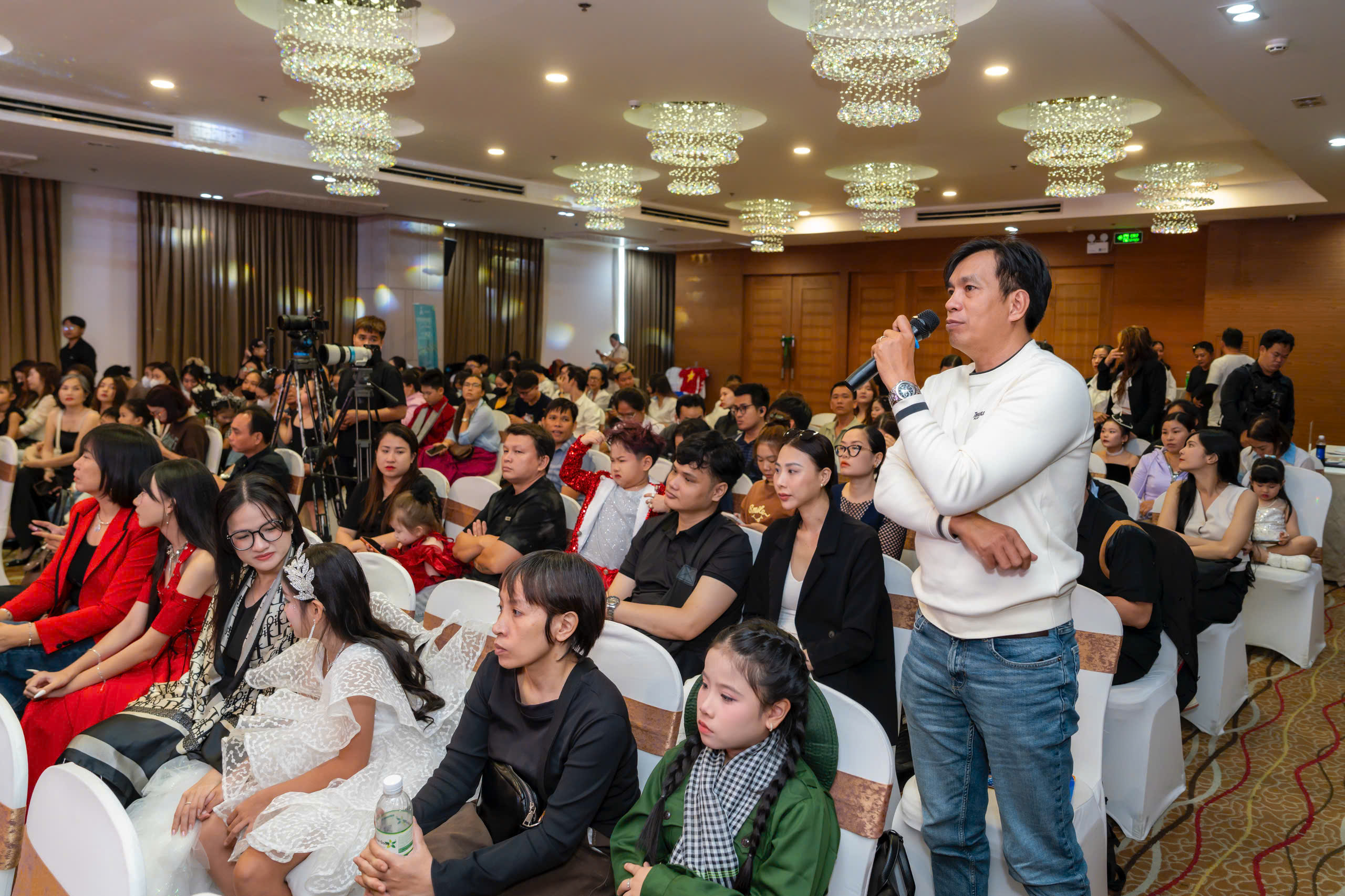 Đ&ocirc;ng đảo phụ huynh, học sinh v&agrave; kh&aacute;ch mời tham dự lễ c&ocirc;ng bố cuộc thi.