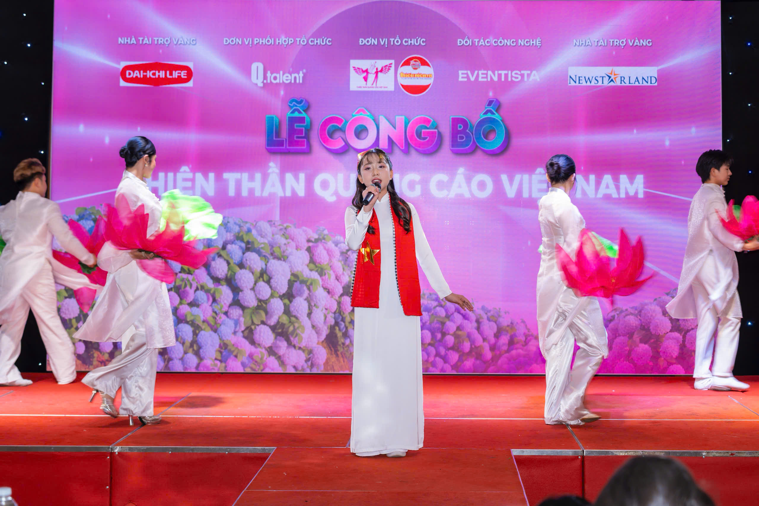 Tiết mục biểu diễn nghệ thuật đặc sắc của c&aacute;c bạn nhỏ tại lễ c&ocirc;ng bố.
Phần tr&igrave;nh diễn ấn tượng mang đậm m&agrave;u sắc văn h&oacute;a Việt Nam của th&iacute; sinh nh&iacute;.