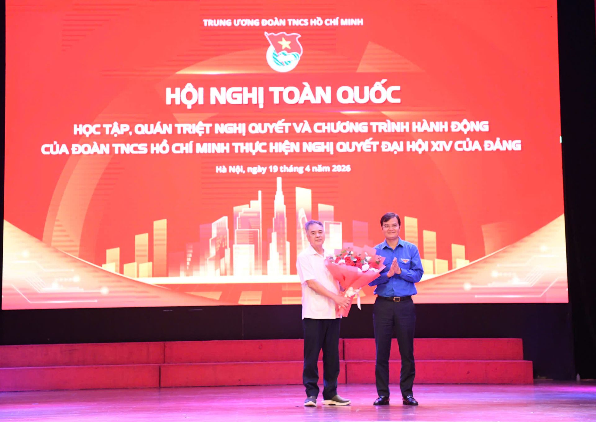 B&iacute; thư thứ nhất T.Ư Đo&agrave;n B&ugrave;i Quang Huy tặng Hoa cảm ơn PGS.TS Nguyễn Viết Th&ocirc;ng.