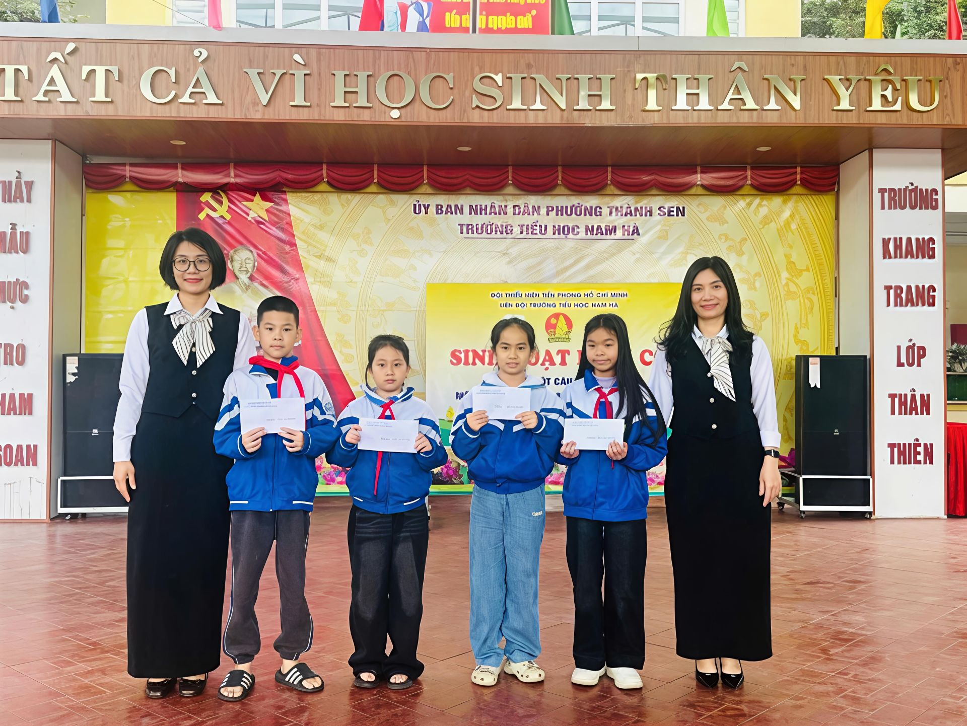 Hằng tuần C&acirc;m Nhi c&ograve;n được khen v&igrave; đ&atilde; lan tỏa trong phong tr&agrave;o văn h&oacute;a đọc