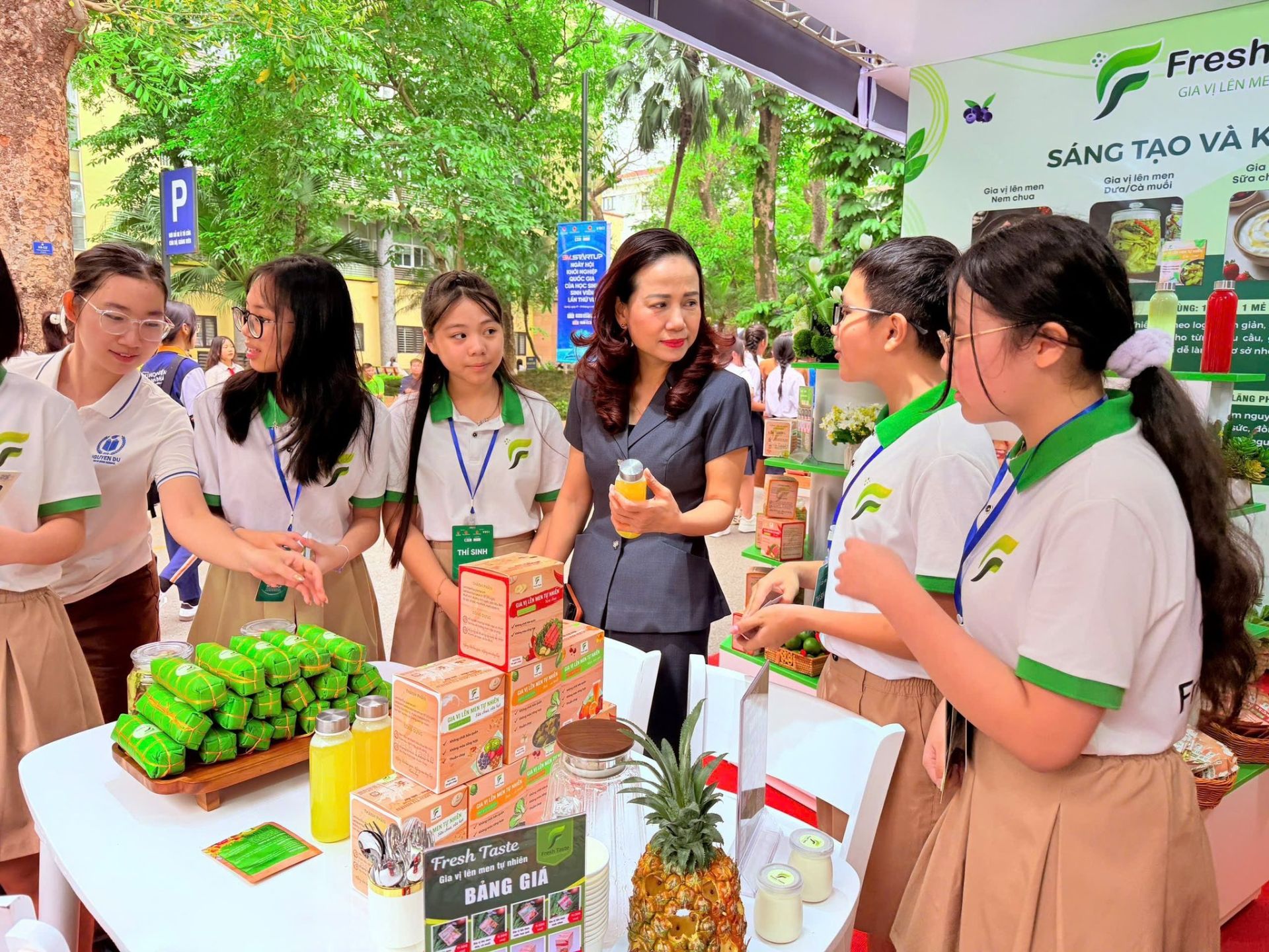 Học sinh trường THCS Nguy&ecirc;̃n Du trình bày v&ecirc;̀ dự án 