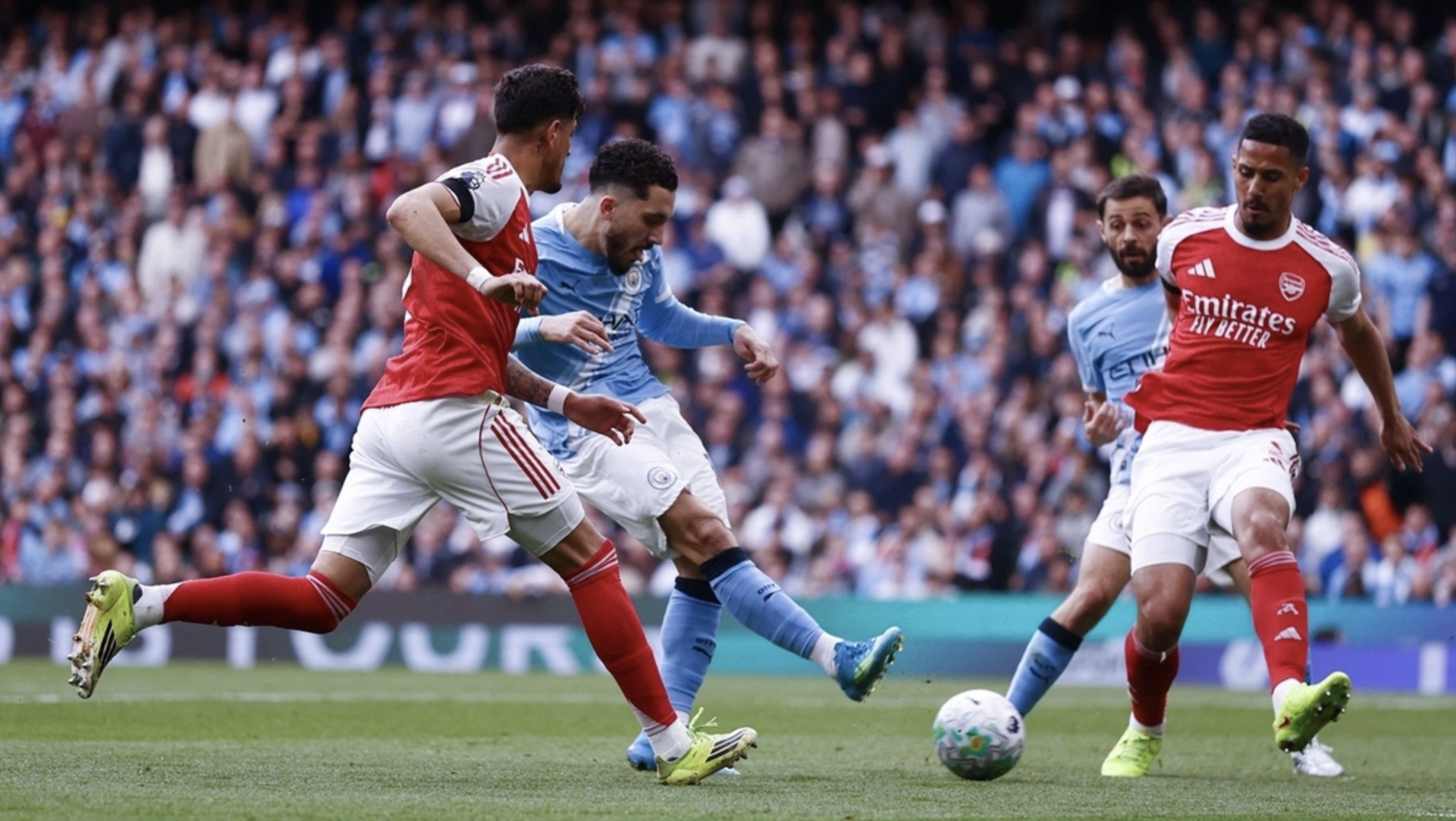 Cherki (xanh) mở tỷ số cho Man City.