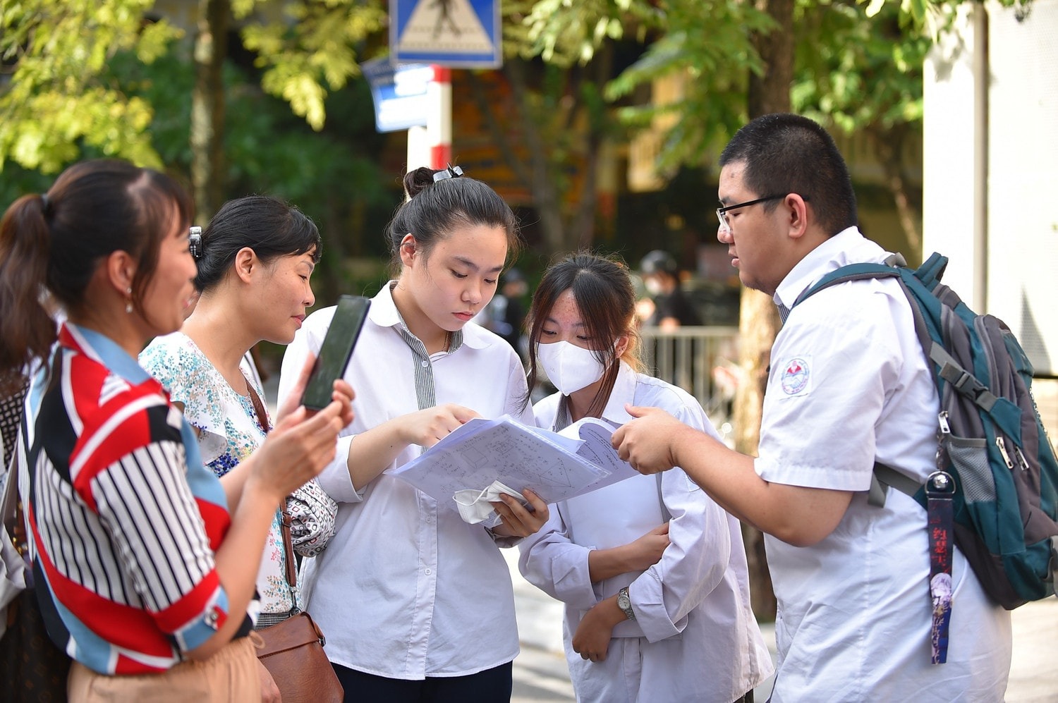Hơn 130.000 thí sinh Hà N&ocirc;̣i đã đăng ký thi tuy&ecirc;̉n lớp 10 thành c&ocirc;ng.