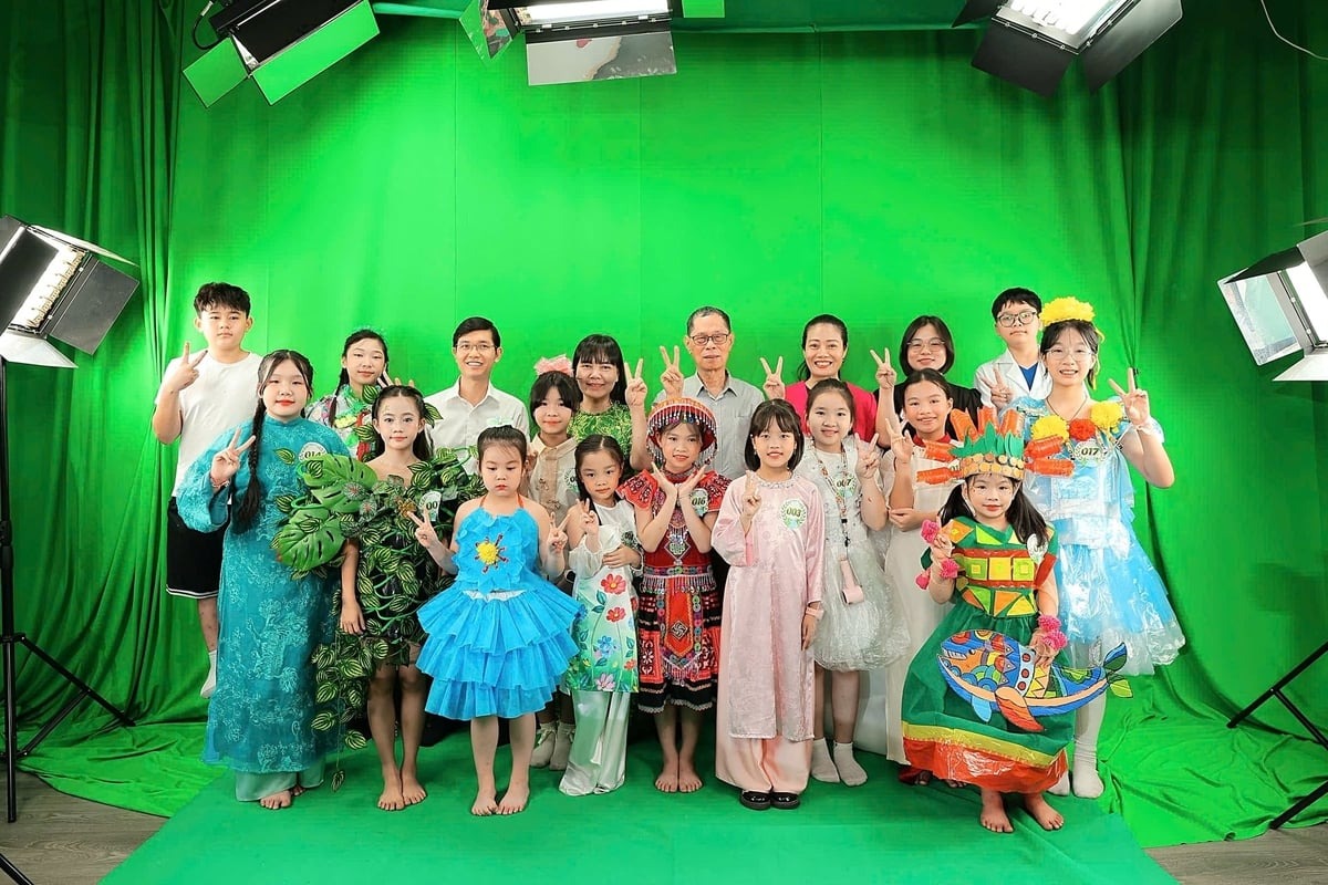 Ban gi&aacute;m khảo v&agrave; th&iacute; sinh tại v&ograve;ng chung khảo khu vực ph&iacute;a Bắc.