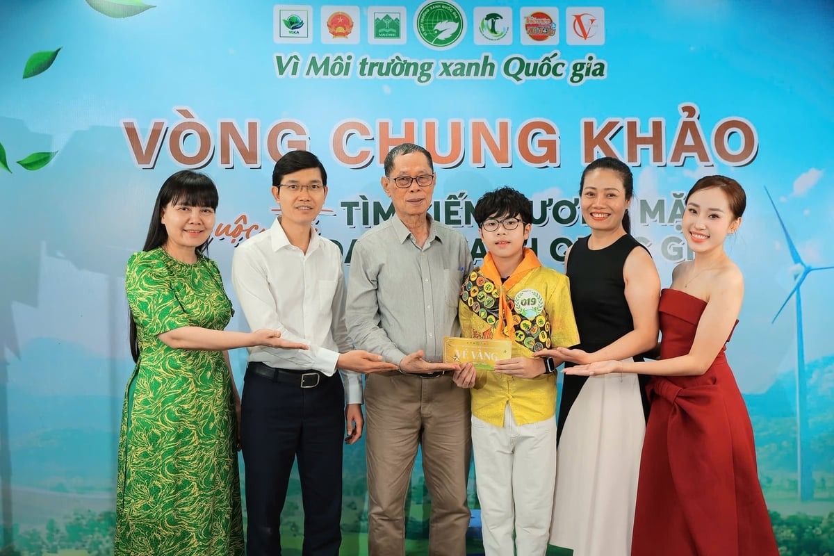 Ban gi&aacute;m khảo ch&uacute;c mừng c&aacute;c th&iacute; sinh tham dự.