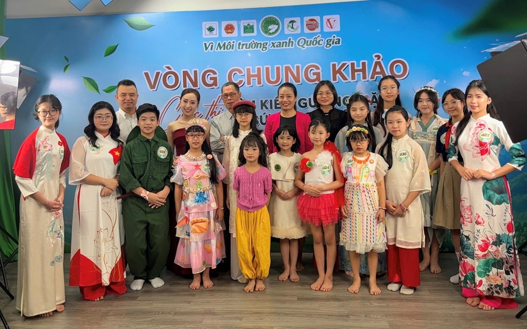 Ban tổ chức v&agrave; c&aacute;c th&iacute; sinh ph&iacute;a Bắc tại cuộc thi v&ograve;ng chung kết T&igrave;m kiếm gương mặt &ldquo;Đại sứ xanh Quốc gia 2025-2026&rdquo;.