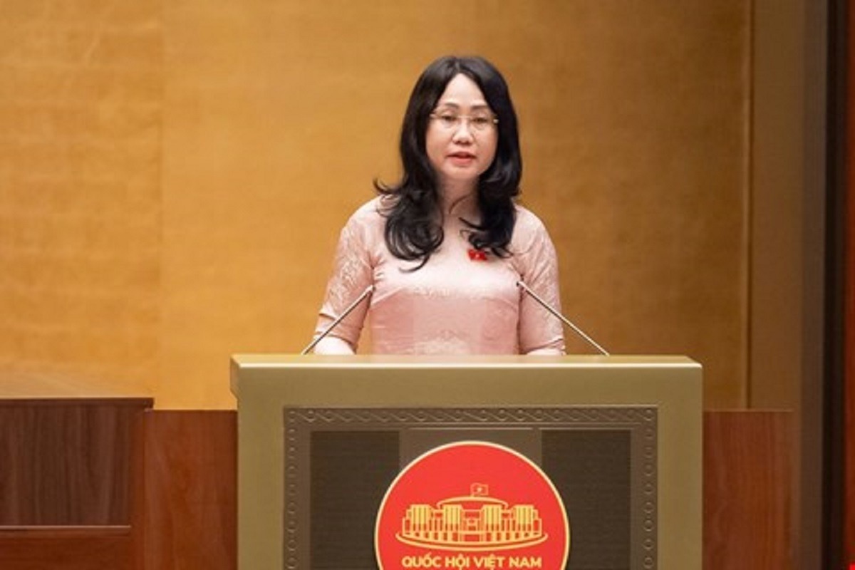 Bộ trưởng Bộ Văn h&oacute;a, Thể thao v&agrave; Du lịch L&acirc;m Thị Phương Thanh tr&igrave;nh b&agrave;y Dự thảo Nghị quyết của Quốc hội về ph&aacute;t triển văn h&oacute;a Việt Nam.