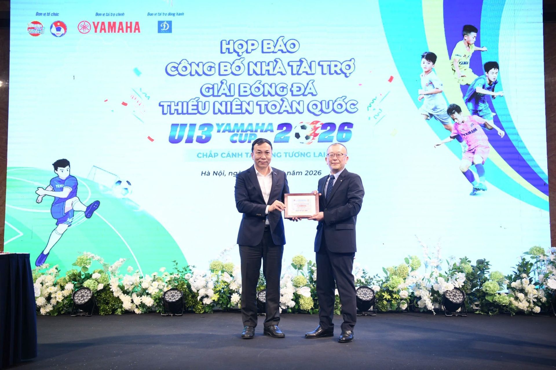 Li&ecirc;n đo&agrave;n B&oacute;ng đ&aacute; Việt Nam trao biển danh vị, vinh danh v&agrave; cảm ơn nh&agrave; t&agrave;i trợ Yamaha Motor Việt Nam.