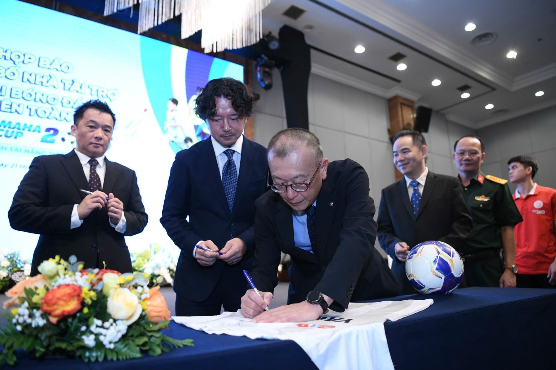 C&aacute;c đại biểu giới thiệu &aacute;o đấu; k&yacute; v&agrave;o &aacute;o v&agrave; b&oacute;ng thi đấu ch&iacute;nh thức.