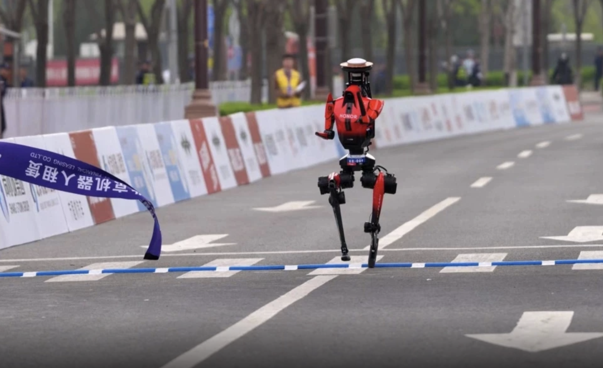 Robot Sấm S&eacute;t về đ&iacute;ch qu&atilde;ng 21 km với tổng thời gian 50 ph&uacute;t 26 gi&acirc;y. 