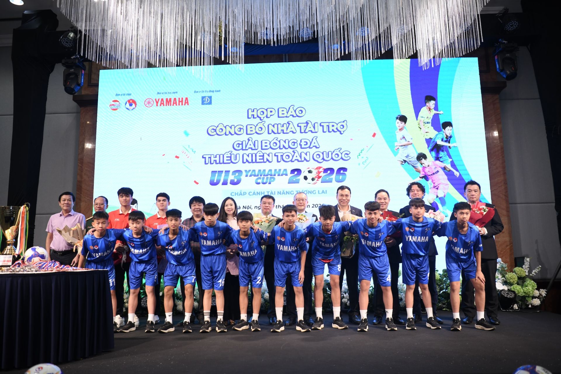 Ban Tổ chức chụp ảnh lưu niệm c&ugrave;ng c&aacute;c cầu thủ nh&iacute;.