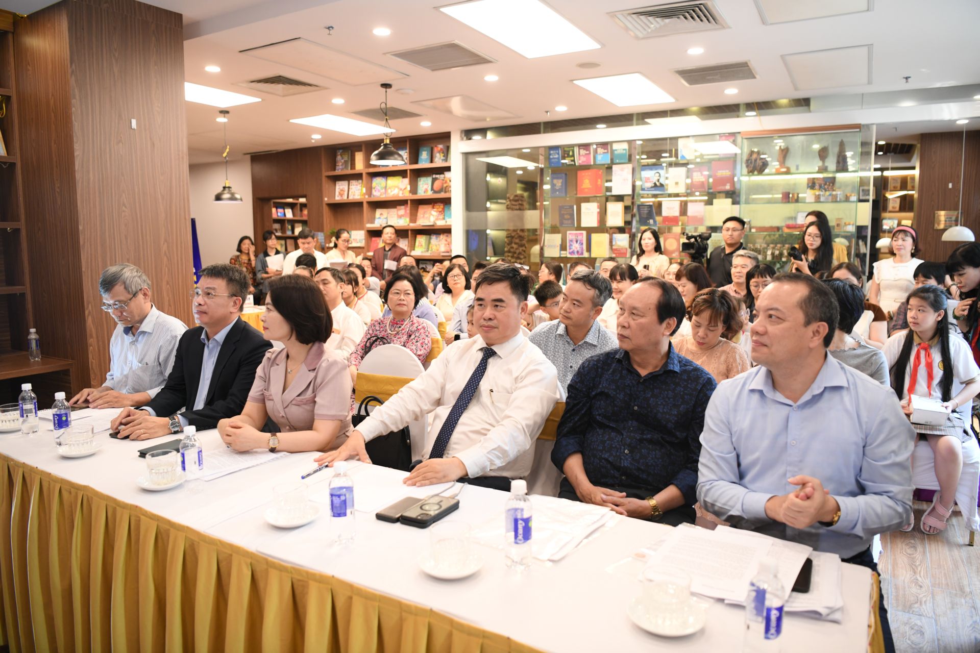 C&aacute;c đại biểu tham dự chương tr&igrave;nh.