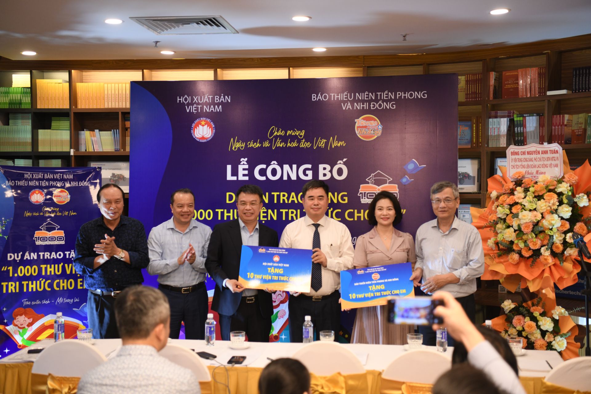 B&aacute;o Thiếu ni&ecirc;n Tiền phong v&agrave; Nhi đồng v&agrave; Hội Xuất bản Việt Nam trao Thư viện tri thức cho em.
