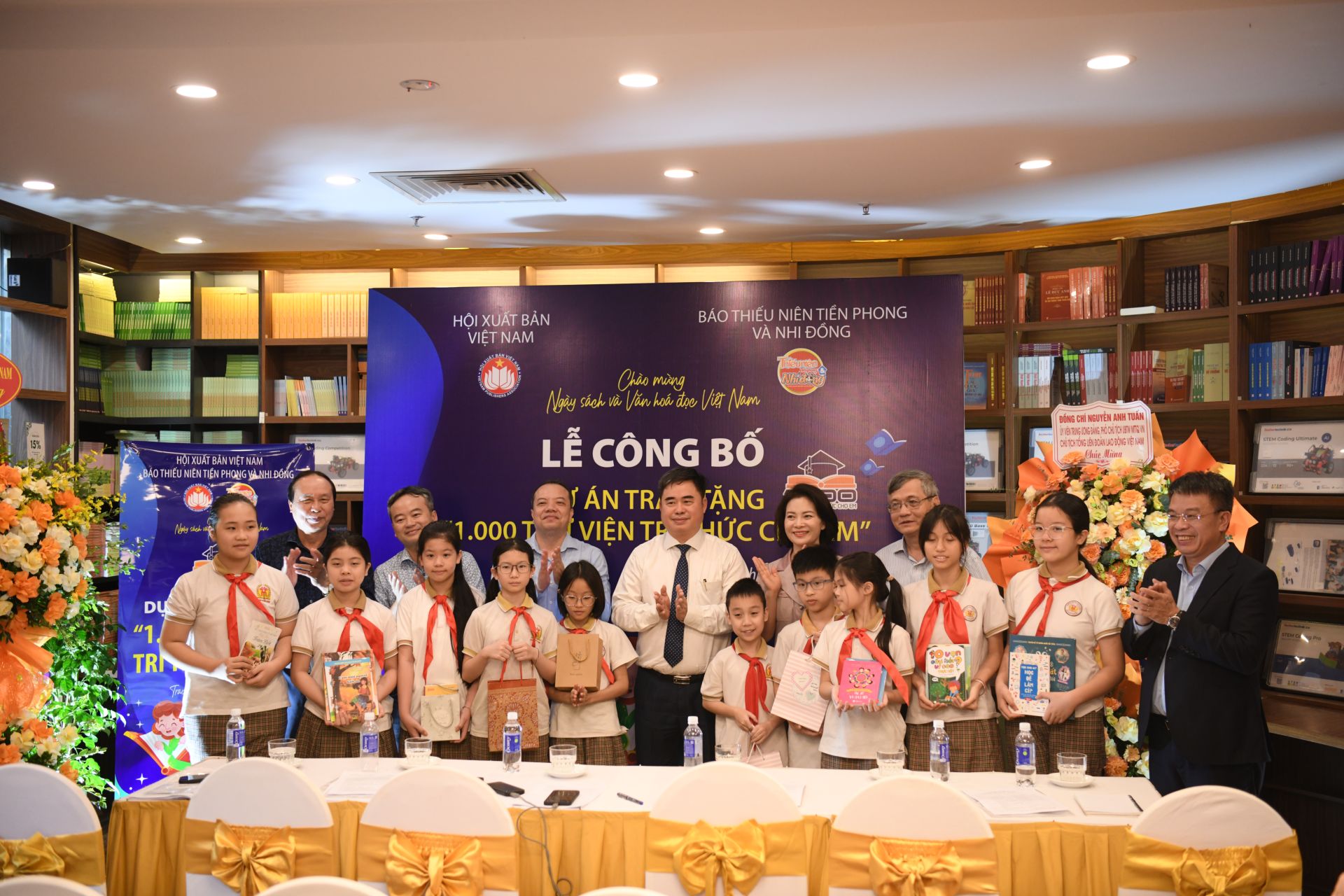 C&aacute;c em học sinh trường Tiểu học Văn Chương trao tặng s&aacute;ch cho Dự &aacute;n.