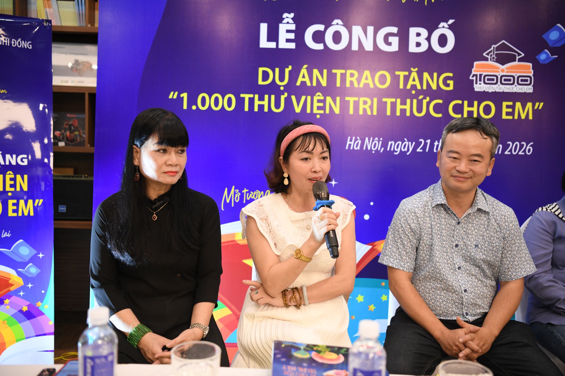 C&aacute;c nh&agrave; văn, nh&agrave; thơ nổi tiếng giao lưu với c&aacute;c em thiếu nhi.